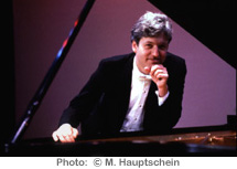 Brian Ganz at the piano