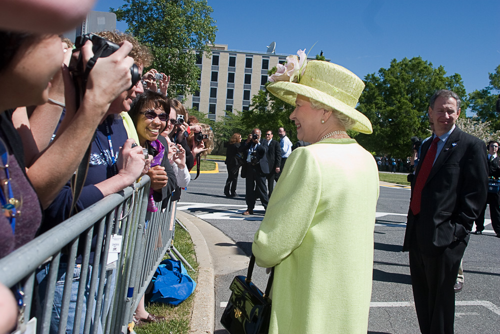 photo: Queen chats with employees